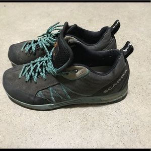 Scraps woman’s approach shoes.